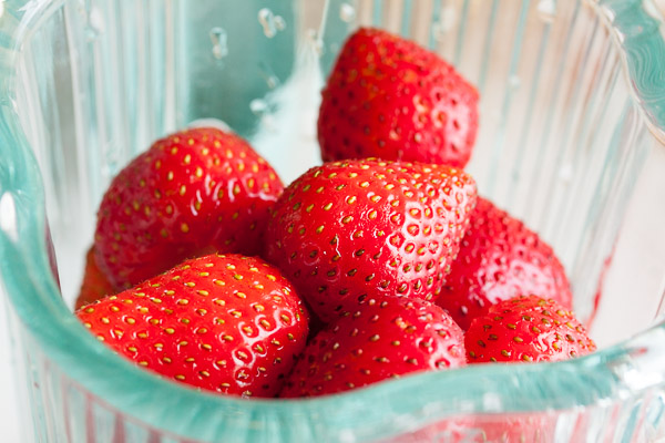 Sweet and sour combine in a beautiful way in these strawberry balsamic popsicles. A classic combination of flavours.