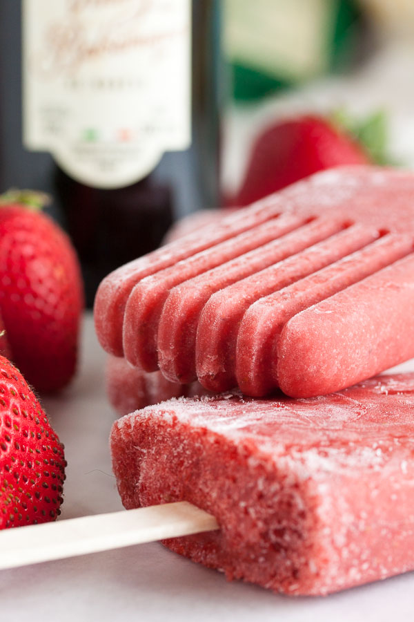 Sweet and sour combine in a beautiful way in these strawberry balsamic popsicles. A classic combination of flavours.