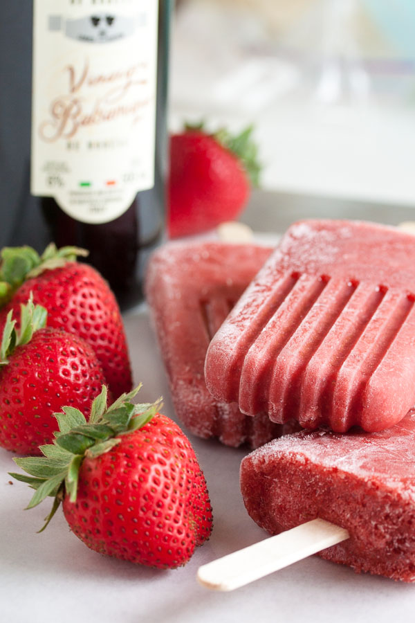 Sweet and sour combine in a beautiful way in these strawberry balsamic popsicles. A classic combination of flavours.