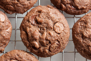 Soft and chewy Mocha Latte Cookies – a perfect combination of the flavours of coffee and rich chocolate, with both milk and dark chocolate chips.