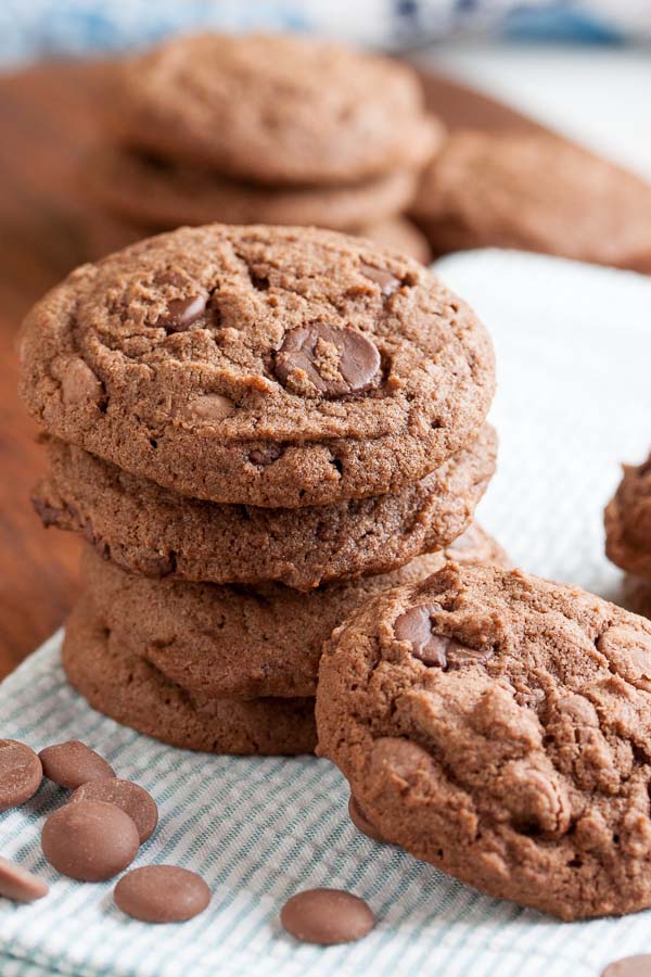 Soft and chewy Mocha Latte Cookies – a perfect combination of the flavours of coffee and rich chocolate, with both milk and dark chocolate chips.