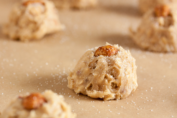 These Honey-Nut Oatmeal Cookies are incredibly moist and chewy, and taste of honey and peanuts. A perfect combination of flavours and textures.