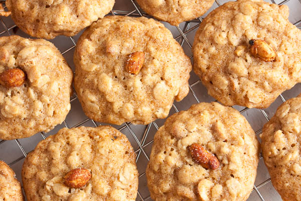 These Honey-Nut Oatmeal Cookies are incredibly moist and chewy, and taste of honey and peanuts. A perfect combination of flavours and textures.