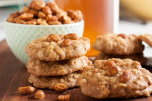 These Honey-Nut Oatmeal Cookies are incredibly moist and chewy, and taste of honey and peanuts. A perfect combination of flavours and textures.