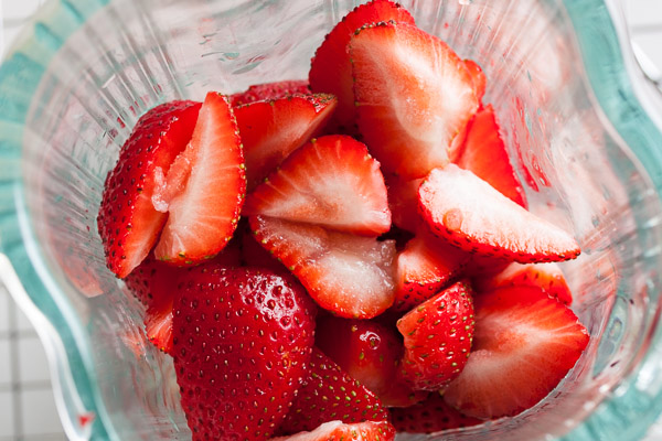 Strawberry-Swirl Vanilla Yogurt Popsicles – creamy vanilla yogurt and swirls of fresh strawberry purée, with all the bright fresh flavour you'd expect.