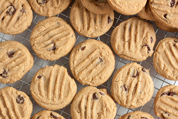 These Melt-in-your-mouth Peanut Butter Chocolate Chip Cookies have absolutely perfect texture and flavour, with just the right amount of chocolate chips inside. My new favourite peanut butter cookie!