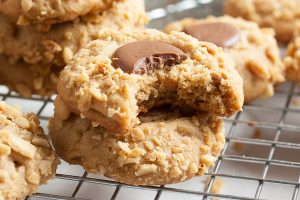 These Peanut Butter Chocolate Blossoms have the flavours and texture you'll love – creamy and peanut-buttery, with a crunchy coating. I love this cookie!